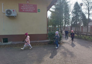 Przedszkolaki maszerują z kijkami.