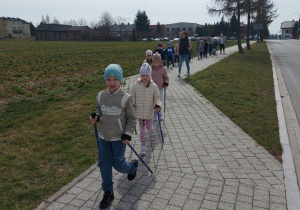 Przedszkolaki maszerują z kijkami.