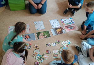 Sześciolatki dobierają odpowiednie obrazki.