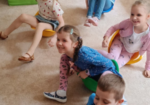 Dzieci na kreatywnych muszelkach.