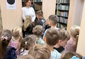 Pani z biblioteki wita dzieci.