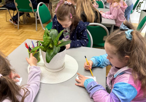 Dzieci wykonują swoje zakładki.