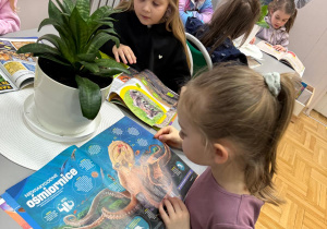 Dziewczynki oglądają czasopisma.