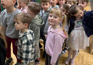 Dzieci zwiedzają bibliotekę.