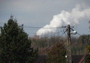 Dym z elektrowni, widać nawet z daleka.
