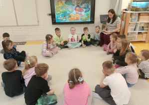 Pani czyta dzieciom opowiadanie.