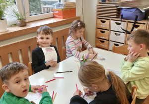 Dzieci kolorują postać Tremka.