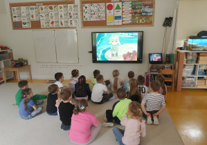 Dzieci oglądają animację projektu.