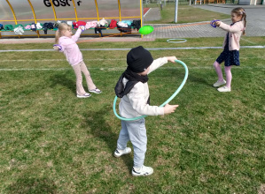 Zabawy na świeżym powietrzu w grupie Chmurek