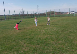 Dzieci ćwiczą na boisku.