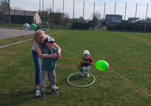 Pani gra z chłopcem.