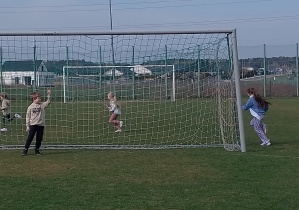 Dzieci grają w piłkę nożną.