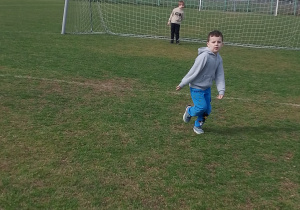 Chłopcy grają w piłkę.