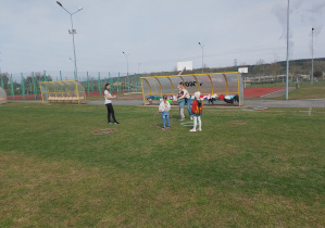 Dzieci bawią się hula hop.