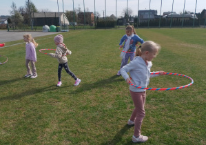 Dzieci ćwiczą z hula hop.