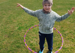 Chłopiec w hula hop.