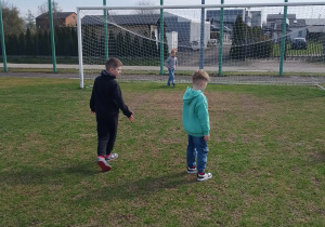 Chłopcy grają w piłkę nożną.