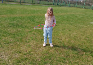 Dziewczynka kręci hula hop.