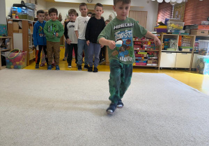 Chłopiec idzie z jajkiem na łyżce.