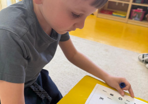 Chłopiec wyszukuje literkę j.