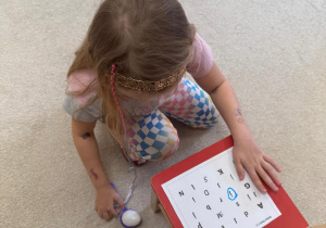 Dziewczynka zaznaczyła literkę j.