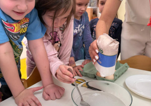 Dziewczynka miesza sól.