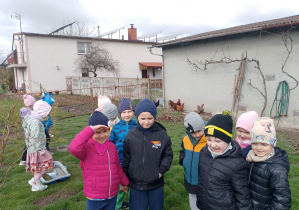 Dzieci na pobliskiej farmie kur.