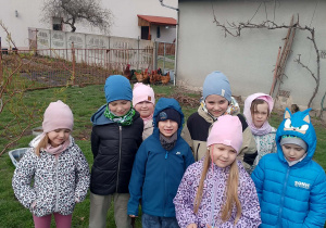 Dzieci na pobliskiej farmie kur.