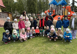 Sześciolatki z alpakami.