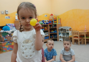 01. Dziewczynka trzyma cytrynę.