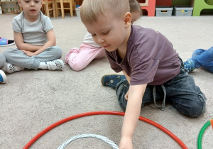 02. Chłopiec wkłada banana do koszyka.