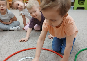 03. Chłopiec wkłada winogron do koszyka.