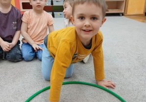 04. Chłopiec segreguje warzywa.