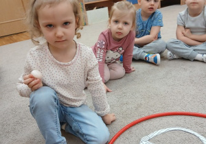 05. Dziewczynka segreguje owoce.