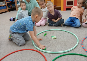 06. Chłopiec liczy warzywa.