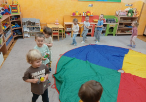 07. Dzieci chodzą koło chusty animacyjnej.