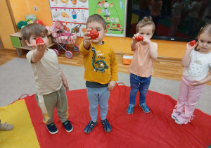 08. Dzieci stoją na czerwonym kolorze chusty.