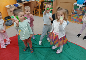 10. Dzieci trzymają zielone warzywa.