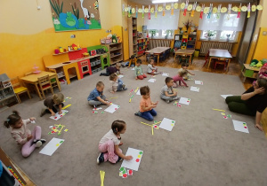 11. Dzieci układają rytmy z jabłuszek.