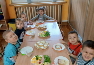 15. Dzieci robią zdrowe kanapki.