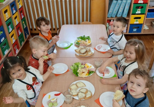 16.Dzieci robią zdrowe kanapki.