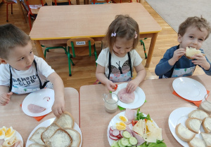 17.Dzieci robią zdrowe kanapki.