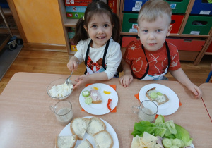 18. Dzieci robią zdrowe kanapki.