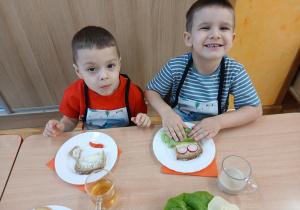 19.Dzieci robią zdrowe kanapki.