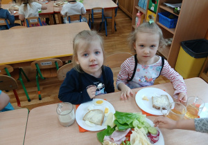 20.Dzieci robią zdrowe kanapki.