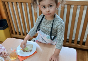 21.Dzieci robią zdrowe kanapki.