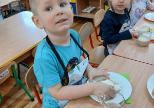 22.Dzieci robią zdrowe kanapki.