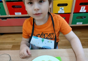 23.Chłopiec robi kanapkę.