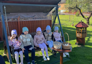 Dzieci odpoczywają na huśtawce.