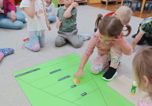 1. Przedszkolaki robią piramidę zdrowia